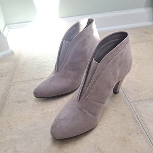Chinese Laundry booty size 7 taupe